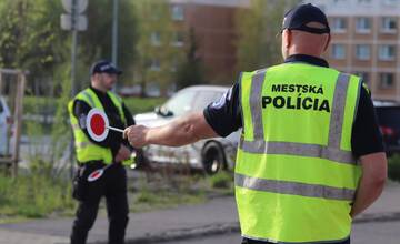 FOTO: Hliadky na priechodoch opäť v akcii. Mestská polícia v ranných hodinách dohliada nad bezpečnosťou školákov