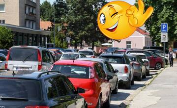 VIDEO: Neviete zaparkovať pozdĺžne alebo kolmo? Toto video vás to naučí