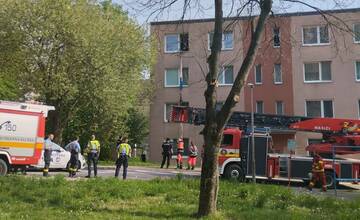 FOTO: Vyčíňanie na trenčianskom sídlisku. Zasahovali tam policajti aj hasiči