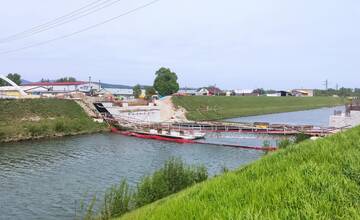 Ilavčania onedlho prejdú po novom moste. Ponad kanál Váhu ho zloží obrovský žeriav