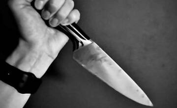 Nožom bodal ako šialený do hrudníka, ramena, stehna aj predlaktia. Rozčúlilo ho fajčenie?
