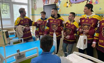 FOTO: Hviezdy v nemocnici. Malých pacientov prišli potešiť trenčianski hokejisti