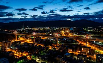 FOTO: Diaľničný most v Považskej Bystrici sa zafarbil do červena, ide o prejav spolupatričnosti