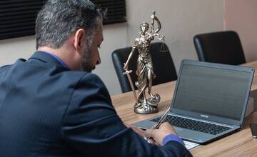 Potrebujete sa poradiť s advokátom? V tento deň to v 18 mestách na Slovensku bude možné úplne zadarmo