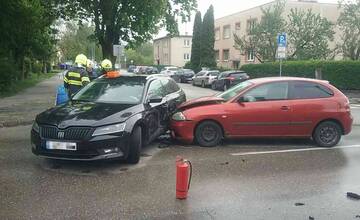 FOTO: Pri nehode v Trenčíne sa zranili traja ľudia. Po zrážke na mokrej ceste zasahovali všetky záchranné zložky