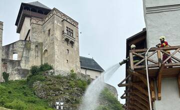 FOTO: Na Trenčianskom hrade zasahovali hasiči. Dostať sa tam s technikou je ale riadna fuška 