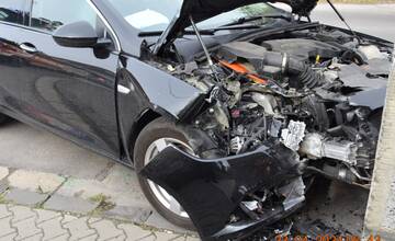 FOTO: Vodička „na šrot“ zošrotovala v Prievidzi na moste auto