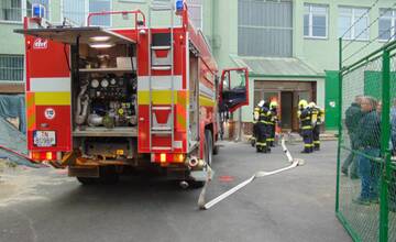 FOTO: Požiar vo väzení. Hasiči ratovali odsúdených aj personál