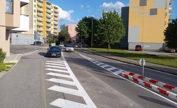 FOTO: Táto ulica v Trenčíne bude bezpečnejšia, mesto tam vybudovalo ostrovčeky a spomaľovače