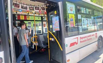 FOTO: Na považskobystrické cesty sa vracia ozdobený autobus. Čo v ňom objavíte?