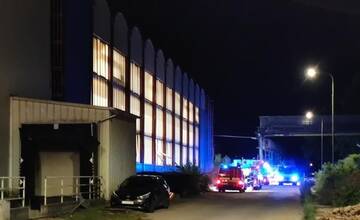 V Dubnici nad Váhom horí výrobná hala. Na mieste zasahujú hasiči