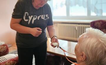 Inteligentná domáca asistentka pomáha seniorom pri ich zdravotnom stave. V prípade rizikovej situácie vyšle upozornenie