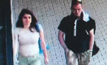 Nepoznáte osoby na fotke? Hľadá ich polícia v súvislosti s krádežou v Trenčíne