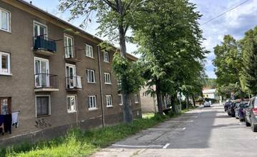 Problémy s parkovaním na Mierovom námestí v Handlovej postupne riešia. Radnica vytvorila nové parkovacie miesta