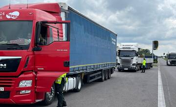 Polícia po nešťastí na diaľnici D zvyšuje kontroly kamiónov. Deň po pohrebe druhéhoo hasiča merajú alkohol či drogy