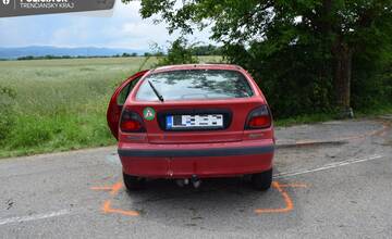 Mladá žena z Horoviec precenila svoje schopnosti a nabúrala rovno do stromu. Ťažko zranenú ju prevážal vrtuľník 