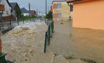 FOTO: Záplavy v obciach pod Inovcom pokračujú. Neutíchajúci dážď komplikuje situáciu V Jastrabí