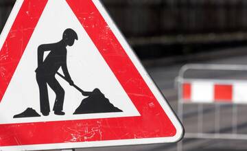 Rozkopaná ulica v Trenčíne. Kvôli oprave bleskozvodu počítajte s dopravnými obmedzeniami