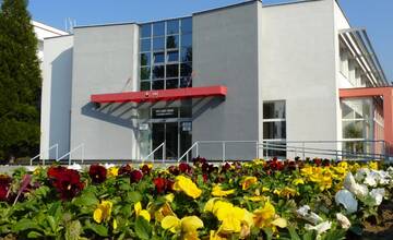 Parkovisko za Mestským úradom v Považskej Bystrici bude najbližšie dni uzavreté. Budú tam kolotoče