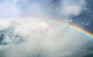 Na niektorých miestach Trenčianskeho kraja môže večer spŕchnuť. Meteorológovia vydali výstrahu pred búrkami