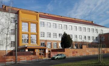 Pri základnej škole v Prievidzi začali stavebné práce, ktoré obmedzia vodičov aj chodcov