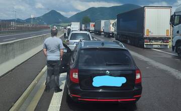 Na D1 pri Považskej Bystrici smerom na Žilinu sa zrazilo viacero áut. Diaľnica je momentálne neprejazdná