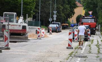 Letné opravy ciest sú v plnom prúde. V Trenčíne obnovia chodníky aj cestu