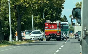 Dopravná nehoda na Nitrianskej ulici v Partizánskom. Zrazili sa tam dve osobné autá