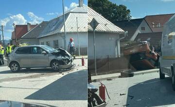 Vážna dopravná nehoda v Trenčíne. Auto skončilo prevrátené na streche