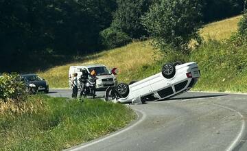 Dopravná nehoda medzi obcami Šútovce a Dlžín. Auto skončilo prevrátené na streche