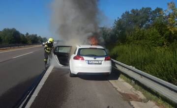 Auto zhorelo priamo na diaľnici pri Dubnici nad Váhom, vodička stihla utiecť