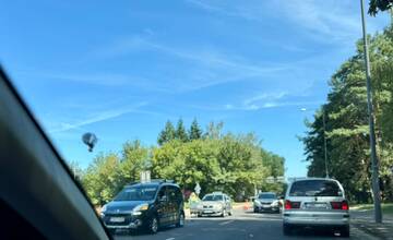 V Prievidzi na Bojnickej ceste sa zrazili dve osobné autá. Tvoria sa kolóny