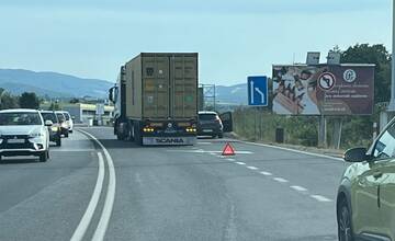 Dopravná nehoda v Trenčíne smerom na Laugaricio. Na mieste sa tvoria kolóny