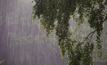 Prvý jesenný týždeň prinesie prudkú zmenu počasia. V Trenčianskom kraji čakajte chlad a dážď aj hmly