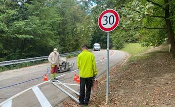 FOTO: Na príjazdovej ceste na Brezinu je upravené parkovanie. Pozrite, čo všetko sa zmenilo