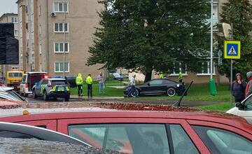 Dopravná nehoda na križovatke v Prievidzi. Auto skončilo mimo cesty