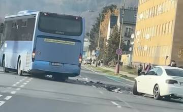 VIDEO: Havária osobného auta s autobusom. V Považskej Bystrici pri futbalovom štadióne nehoda blokuje oba pruhy