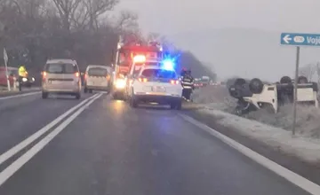 Vodiči, spomaľte na ceste medzi Horovcami a Hriadkami, je tam prevrátená dodávka, ktorá blokuje jeden jazdný pruh