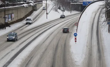 Dávajte si pozor na poľadovicu aj čerstvý sneh. Výstraha platí najmä v Považskobystrickom okrese