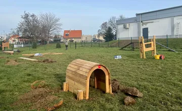 FOTO: Prievidžania budú mať zelenšie námestie, ale aj vynovený mestský výbeh pre psov