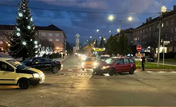 V Prievidzi v križovatke Štefánikovej a Björnsonovej sa zrazili dve osobné autá, počítajte so zdržaním