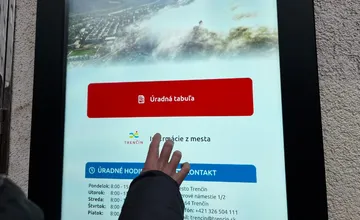 FOTO: Koniec papierových oznamov. Na budove Mestského úradu v Trenčíne pribudla digitálna tabuľa