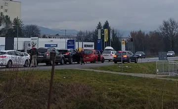 V Prievidzi je aktuálne dopravná nehoda. Pri Slovnafte, na Nedožerskej ulici sa zrazilo 5 áut