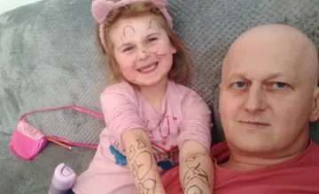 Otec malej dcérky trpí onkologickým ochorením a žije z invalidného dôchodku, náklady už nevládze uhradiť bez pomoci