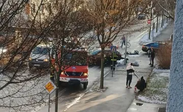 FOTO: V Trenčíne je na križovatke Piešťanská - Veľkomoravská dopravná nehoda. Ulica je neprejazdná, použite obchádzku