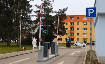 Parkovanie pri poliklinike v Dubnici nad Váhom prejde zmenou. Bude dostupnejšie a pohodlnejšie pre pacientov