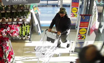 FOTO: Polícia z Myjavy hľadá muža na fotkách. Nosí maskáčový klobúk, nepoznáte ho?