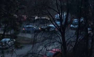 FOTO: V Prievidzi je na ulici Jozefa Murgaša nehoda dvoch áut, úseku sa radšej vyhnite  