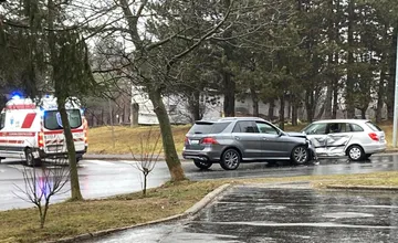 Na sídlisku v Prievidzi sa zrazili dve autá, blokovaný je jeden pruh