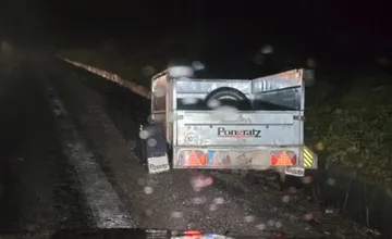 FOTO: Vodiči, dávajte pozor, za Prievidzou smerom na Handlovú zasahuje do cesty prívesný vozík